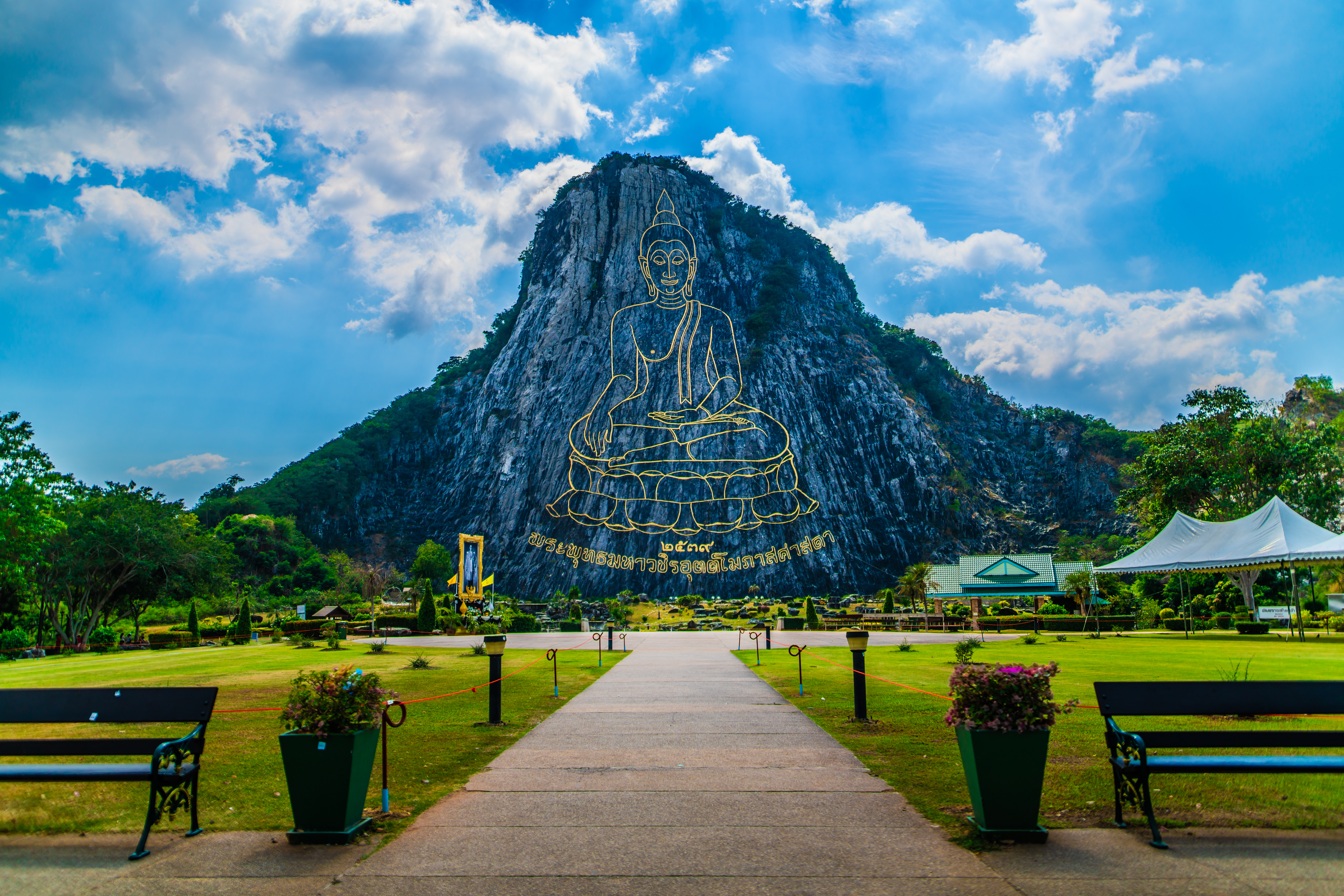 พระพุทธรูปแกะสลักเขาชีจรรย์ · 2