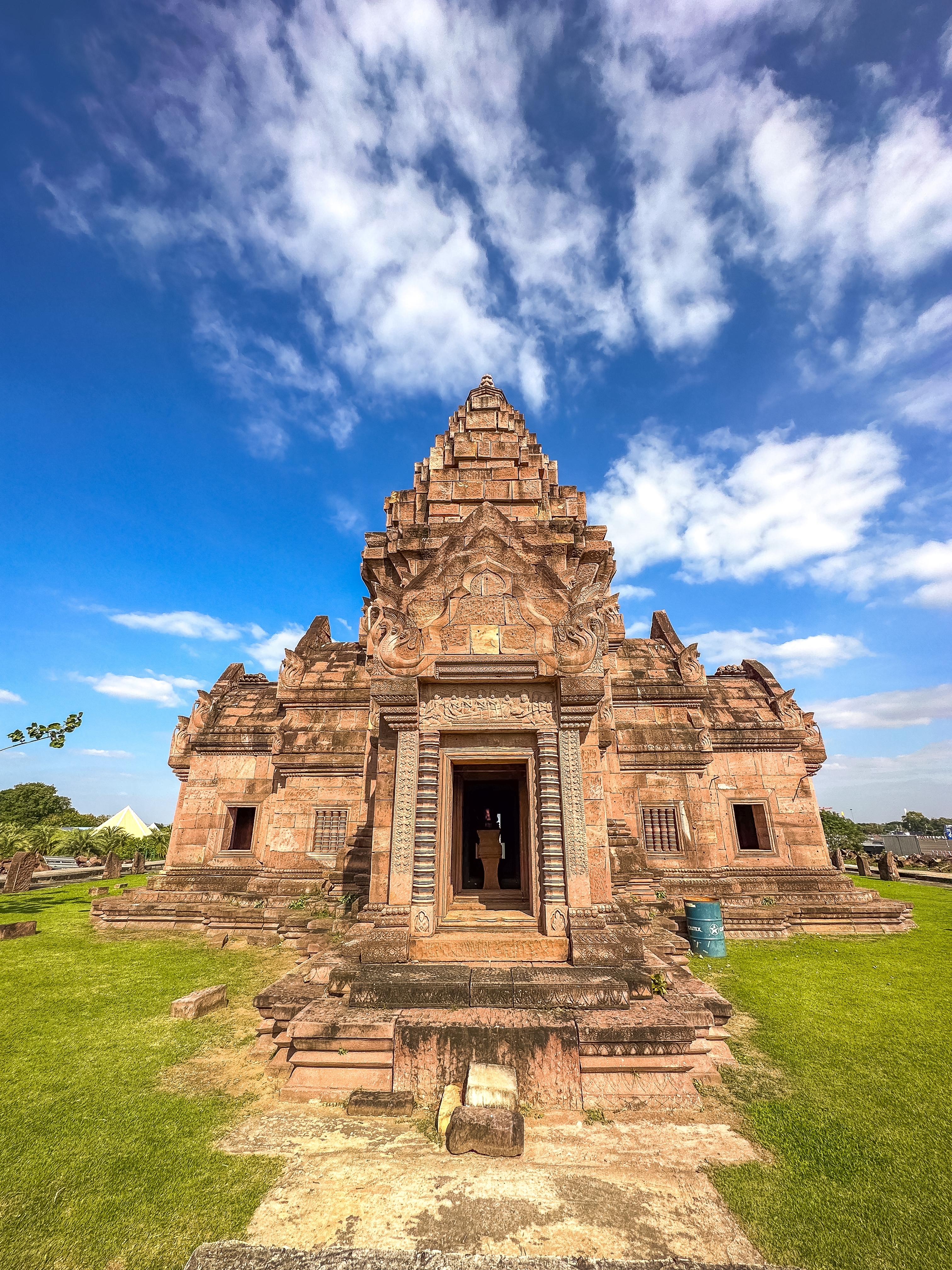 ปราสาทเมืองต่ำ · 4