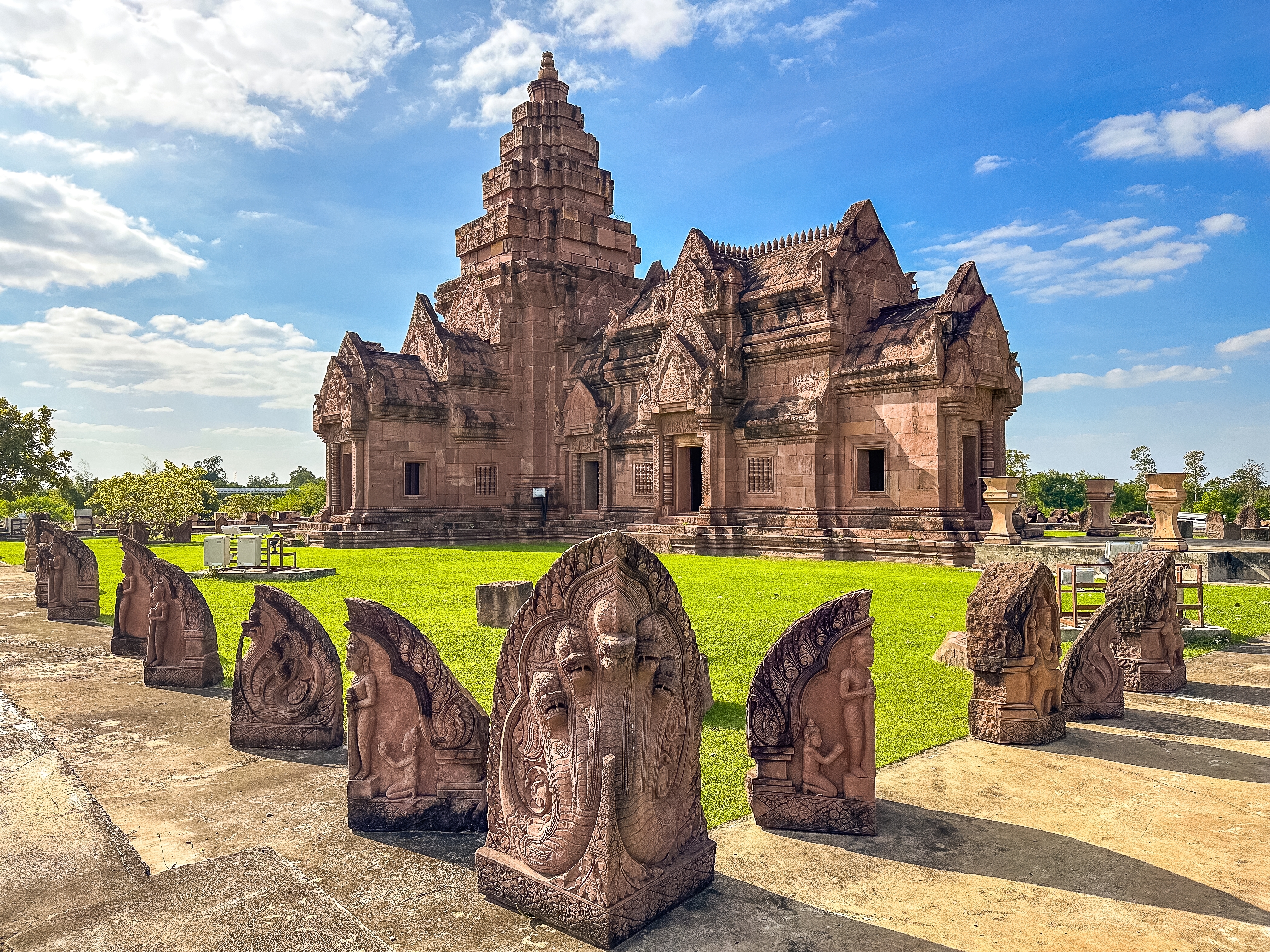 ปราสาทเมืองต่ำ · 3