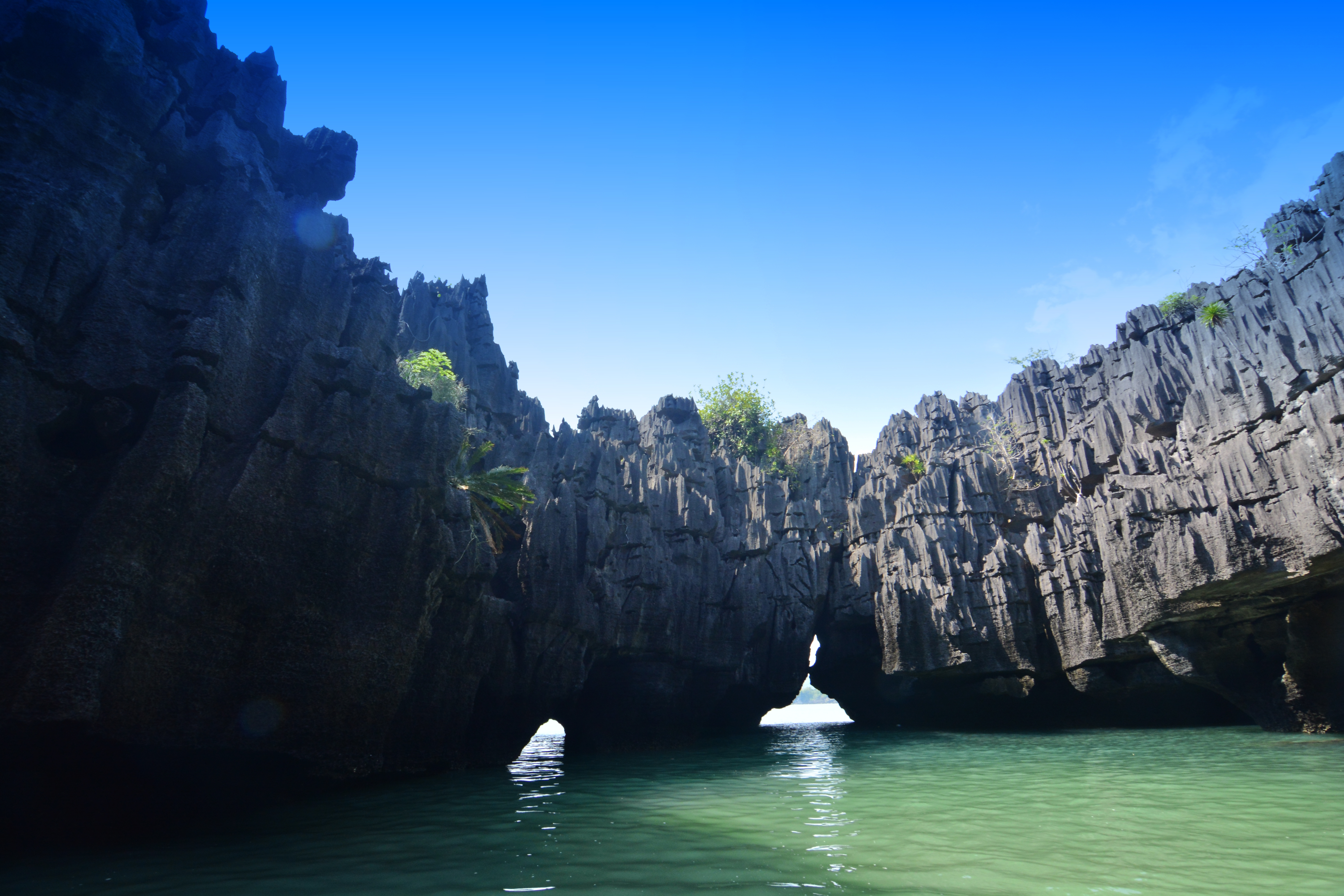 เกาะเขาใหญ่และปราสาทหินพันยอด · 2